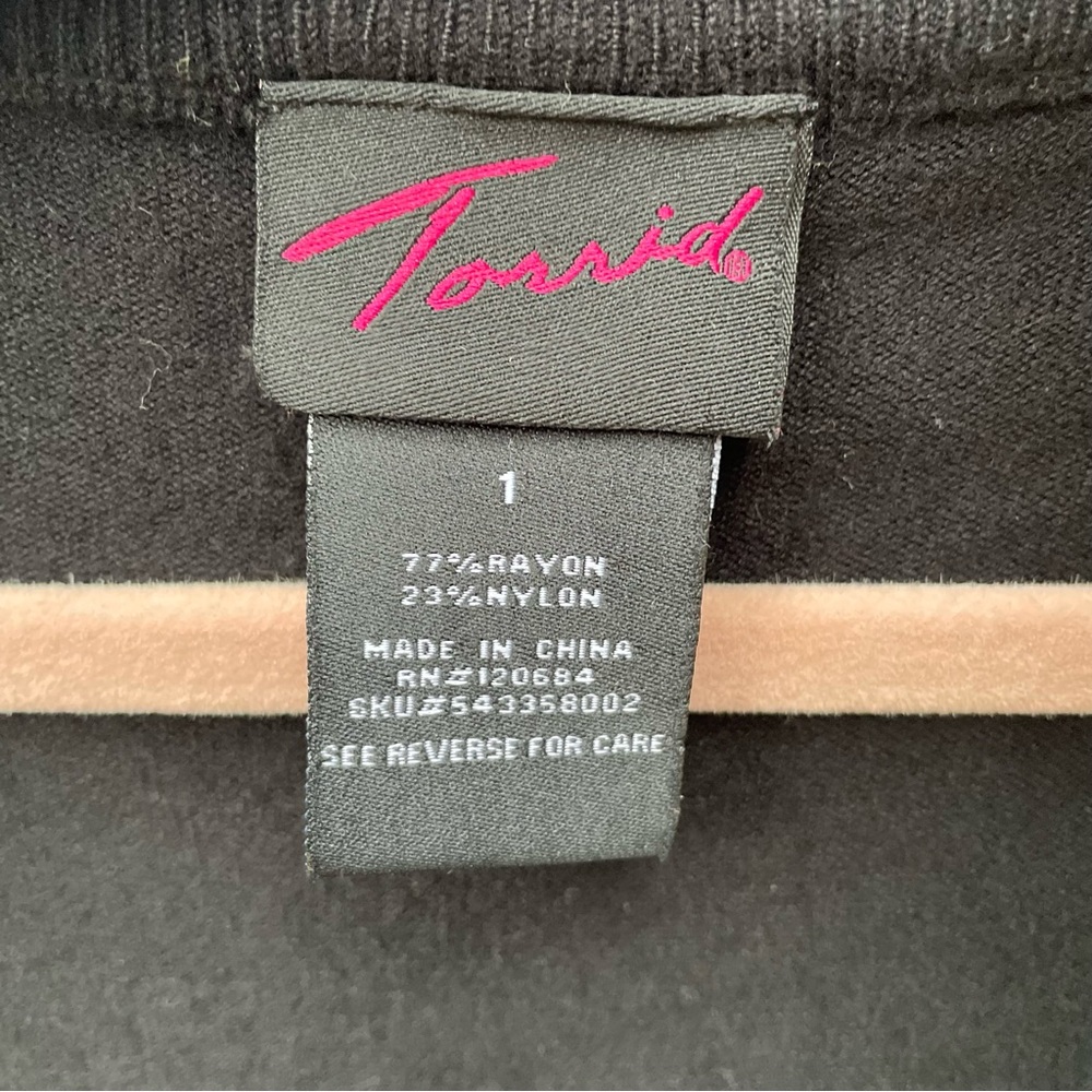 Torrid Black Keyhole Cutout Thin Sweater Sz. 1X - Picture 4 of 5